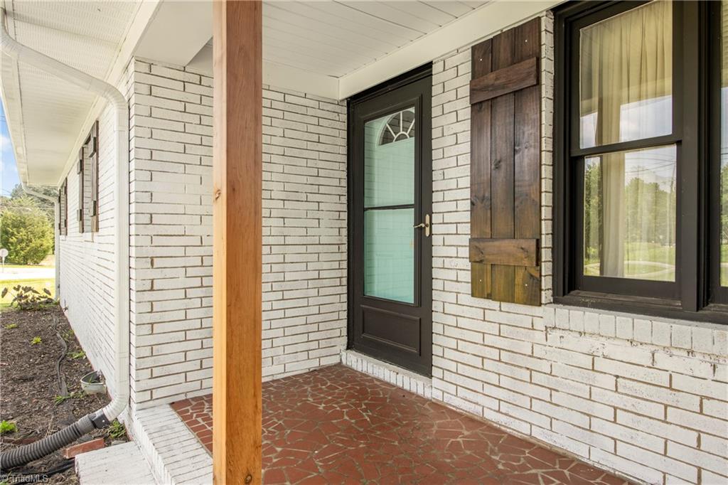 4060 Upper Lake Road Thomasville, NC 27360 - Photo 4 of 47 Gallery Image 4