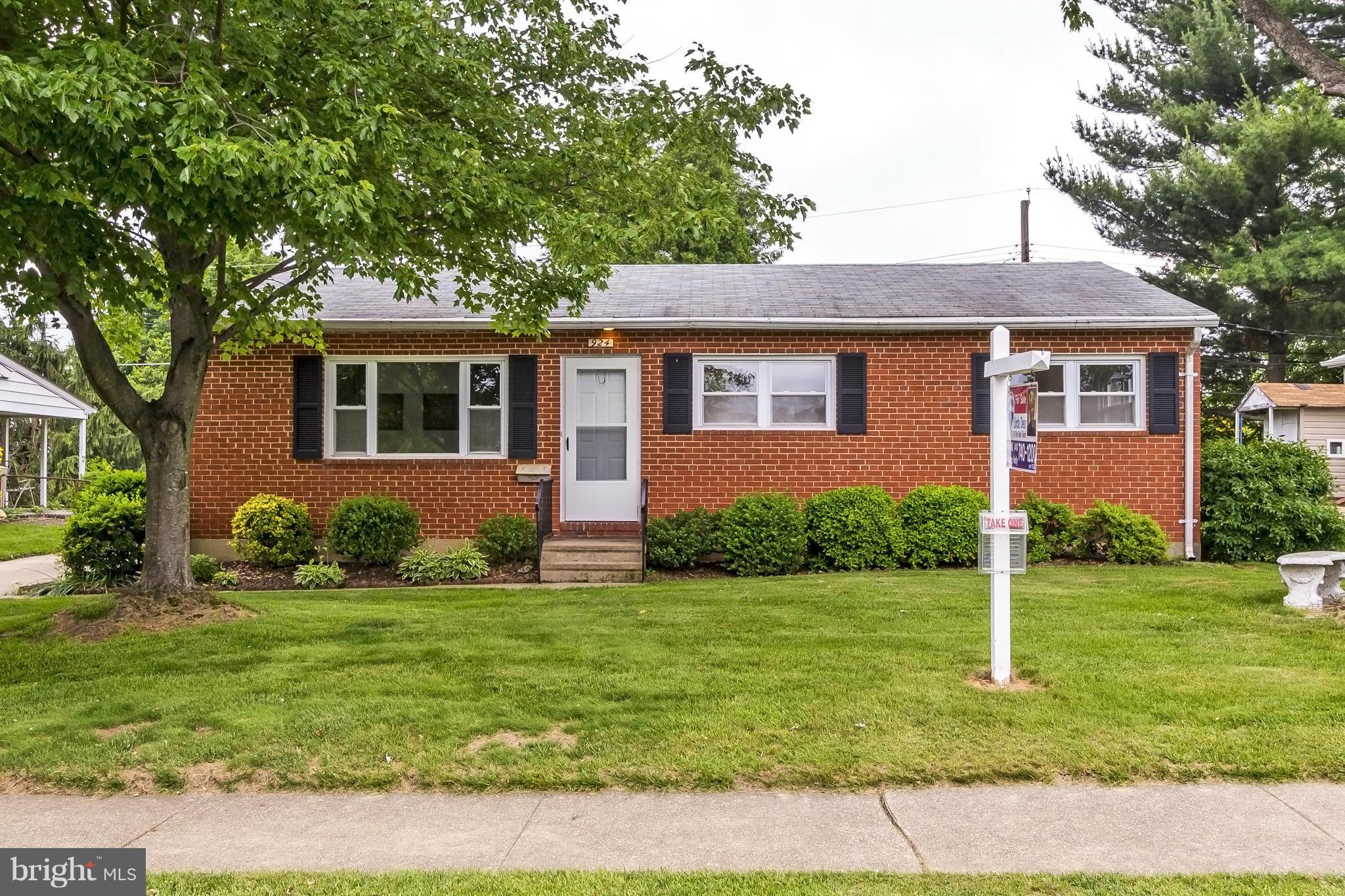 924 Vanderwood Road Baltimore, MD 21228 - Photo 2 of 26 Exterior (Front)