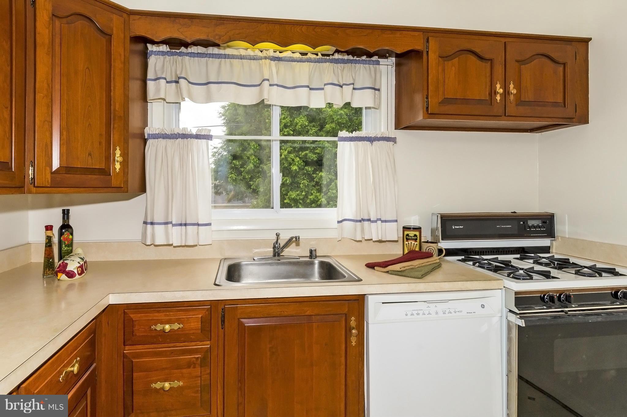 924 Vanderwood Road Baltimore, MD 21228 - Photo 11 of 26 Kitchen