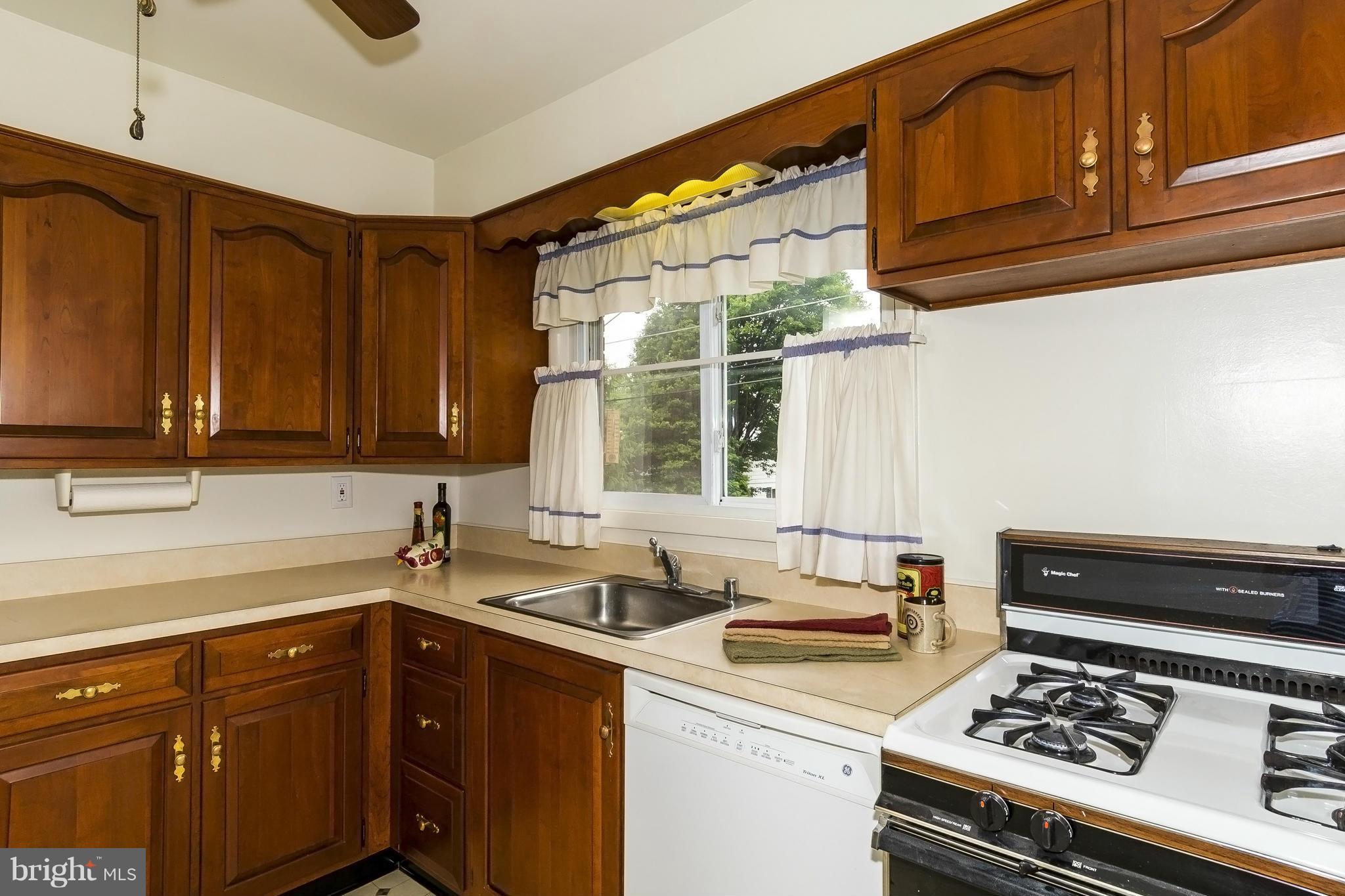 924 Vanderwood Road Baltimore, MD 21228 - Photo 12 of 26 Kitchen