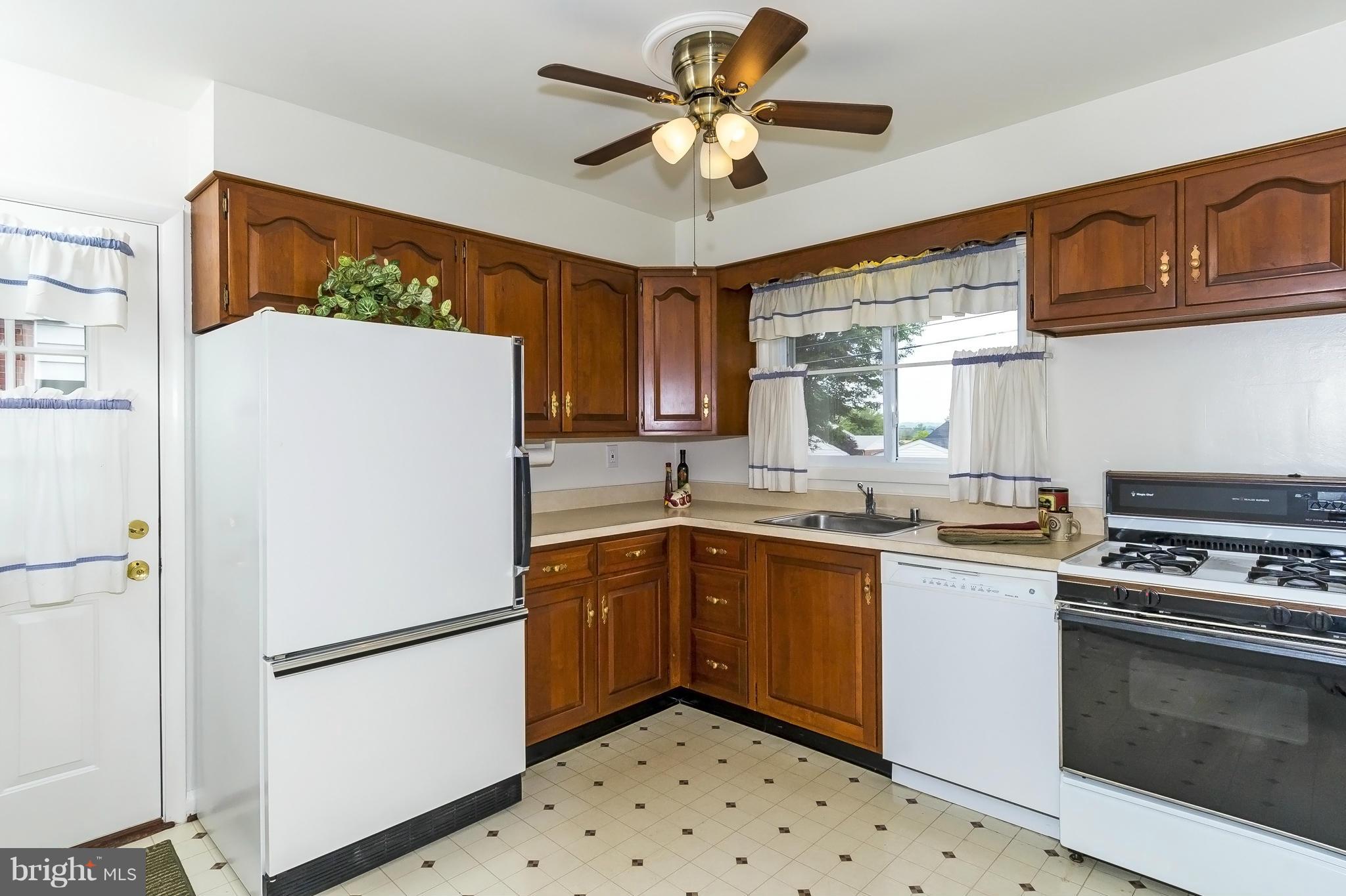 924 Vanderwood Road Baltimore, MD 21228 - Photo 13 of 26 Kitchen