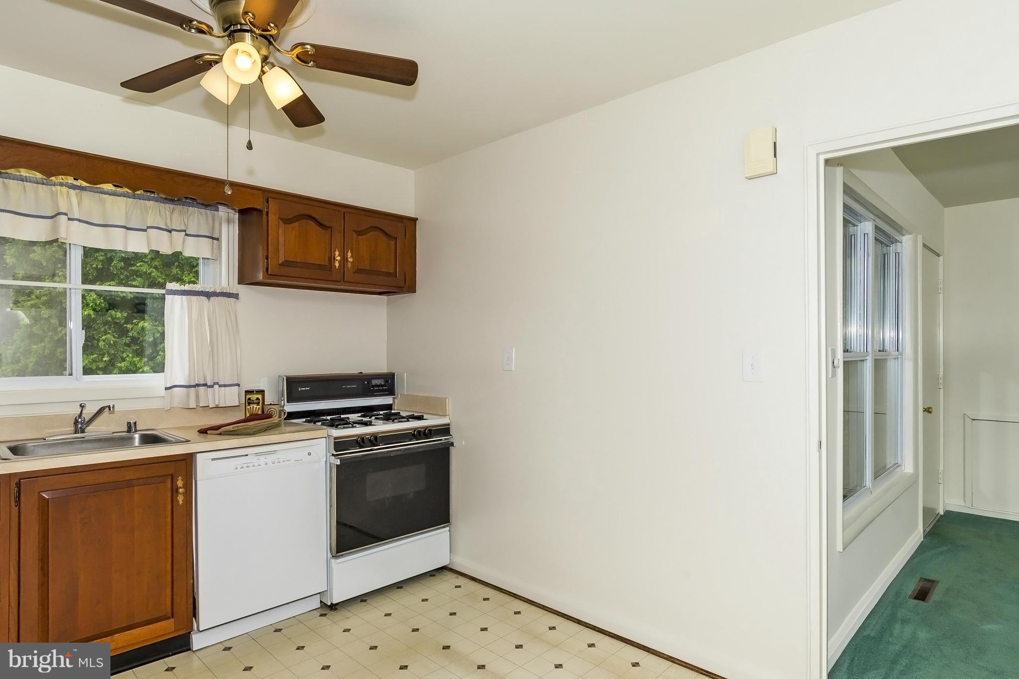 924 Vanderwood Road Baltimore, MD 21228 - Photo 14 of 26 Kitchen
