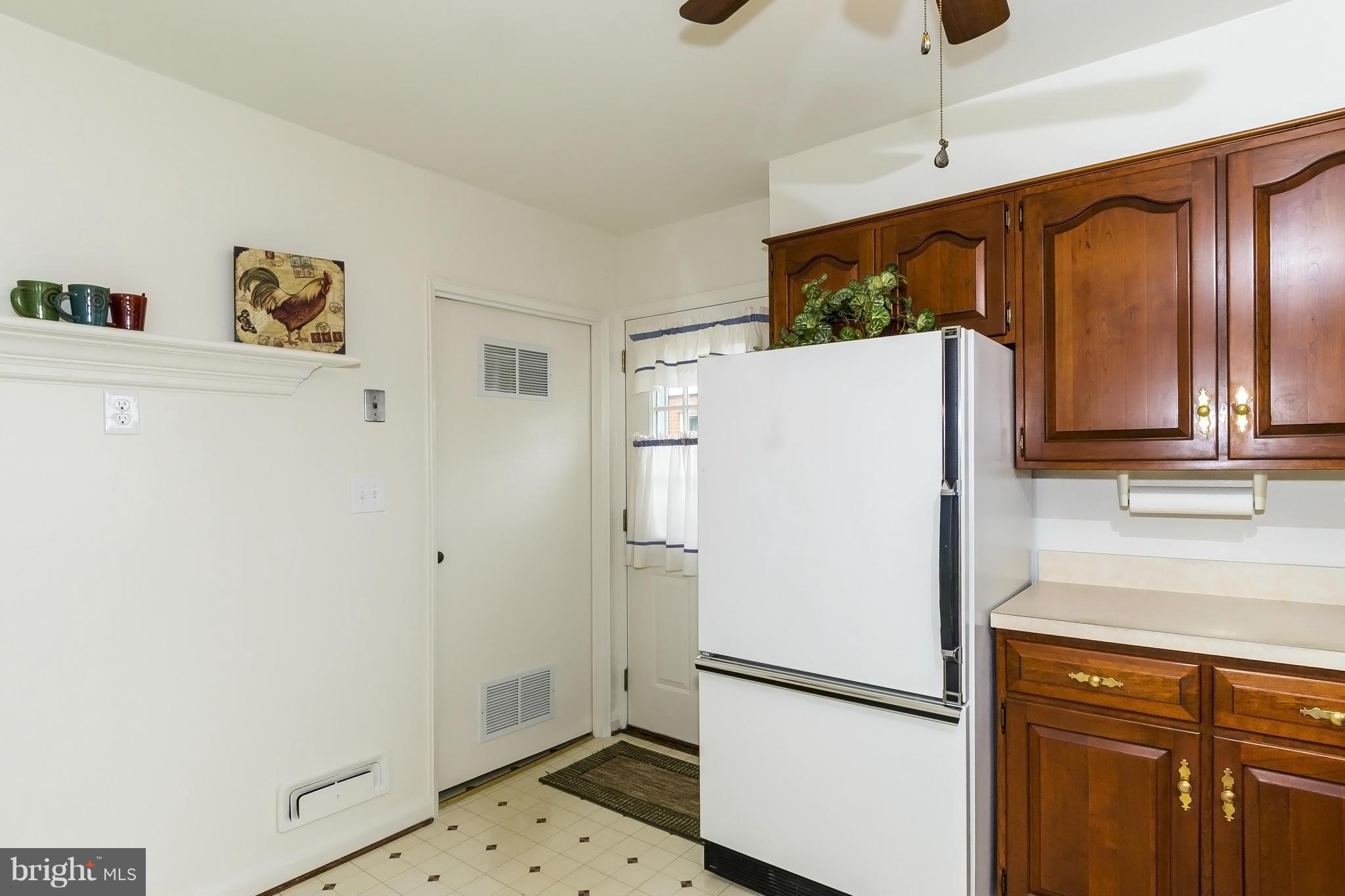 924 Vanderwood Road Baltimore, MD 21228 - Photo 15 of 26 Kitchen