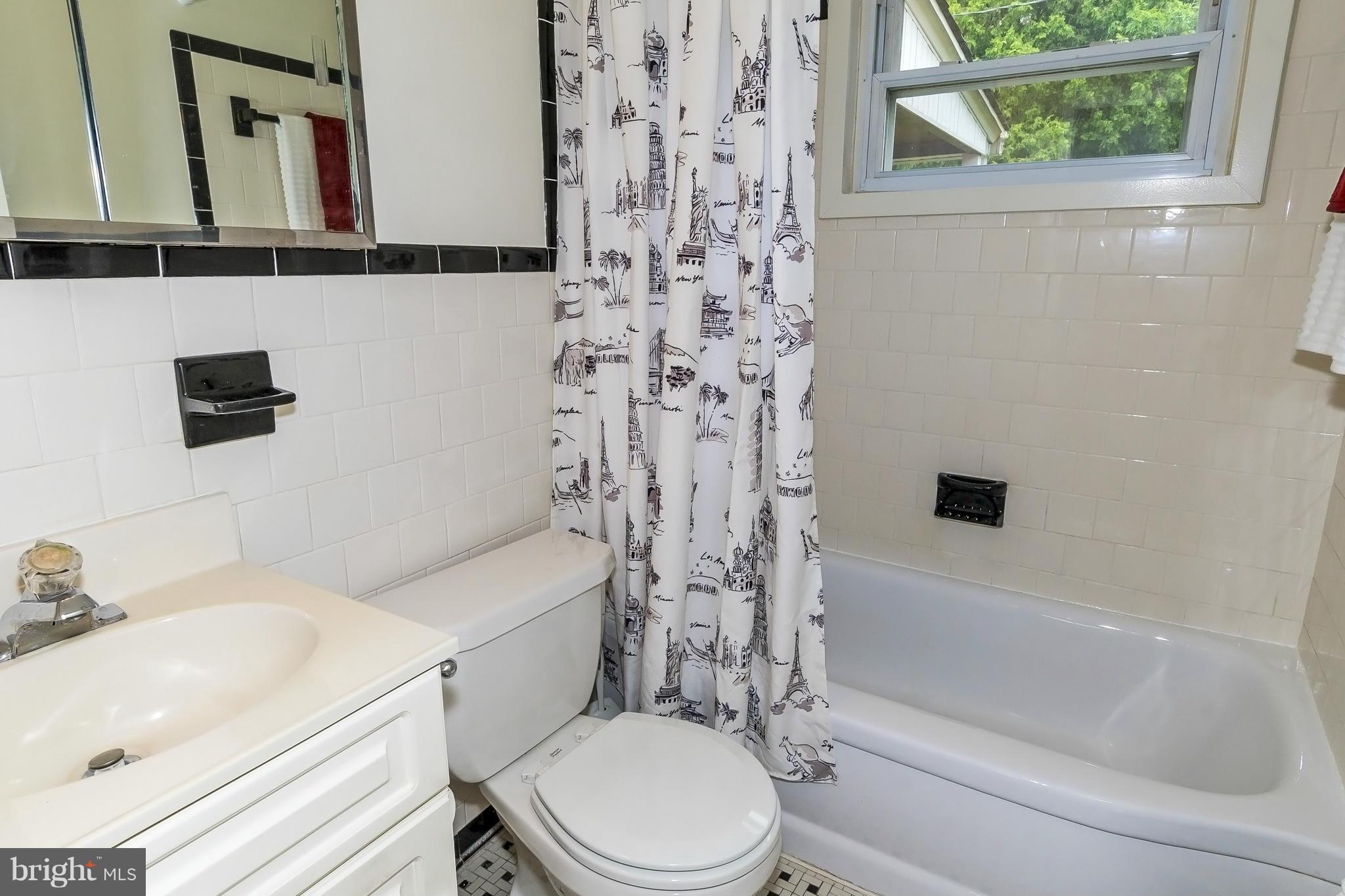 924 Vanderwood Road Baltimore, MD 21228 - Photo 19 of 26 Bath