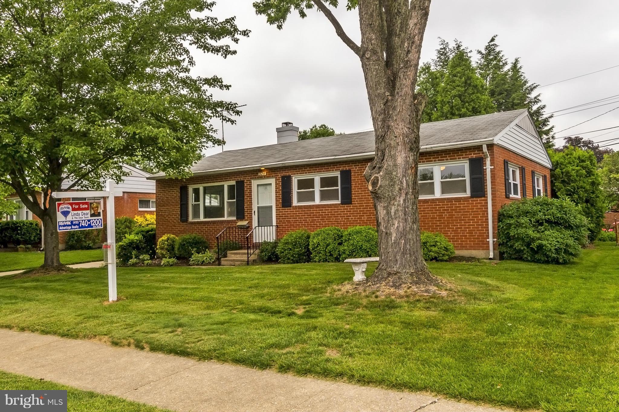 924 Vanderwood Road Baltimore, MD 21228 - Photo 3 of 26 Exterior (Front)