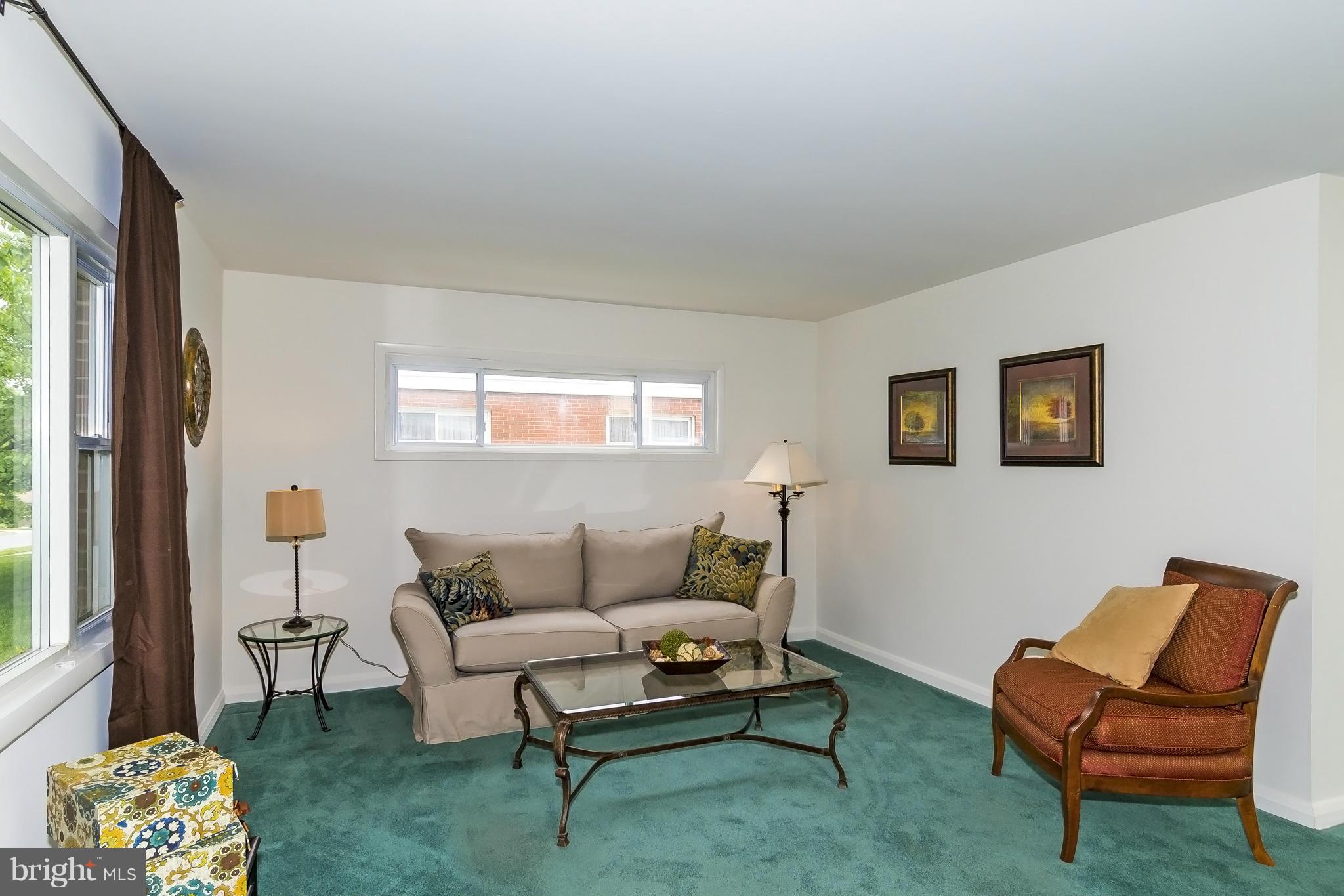 924 Vanderwood Road Baltimore, MD 21228 - Photo 5 of 26 Living Room