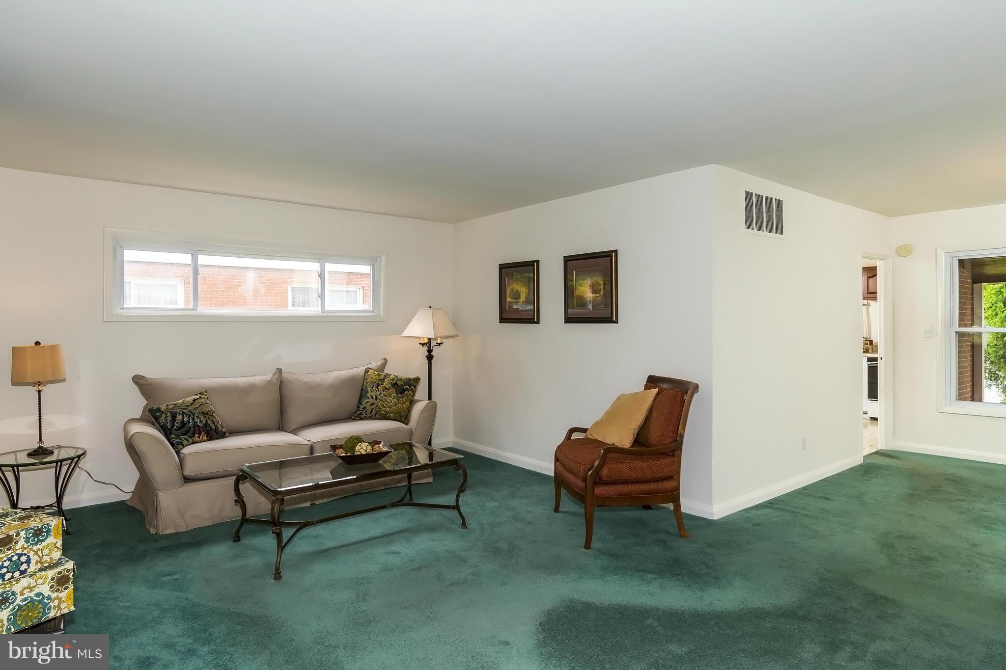 924 Vanderwood Road Baltimore, MD 21228 - Photo 6 of 26 Living Room