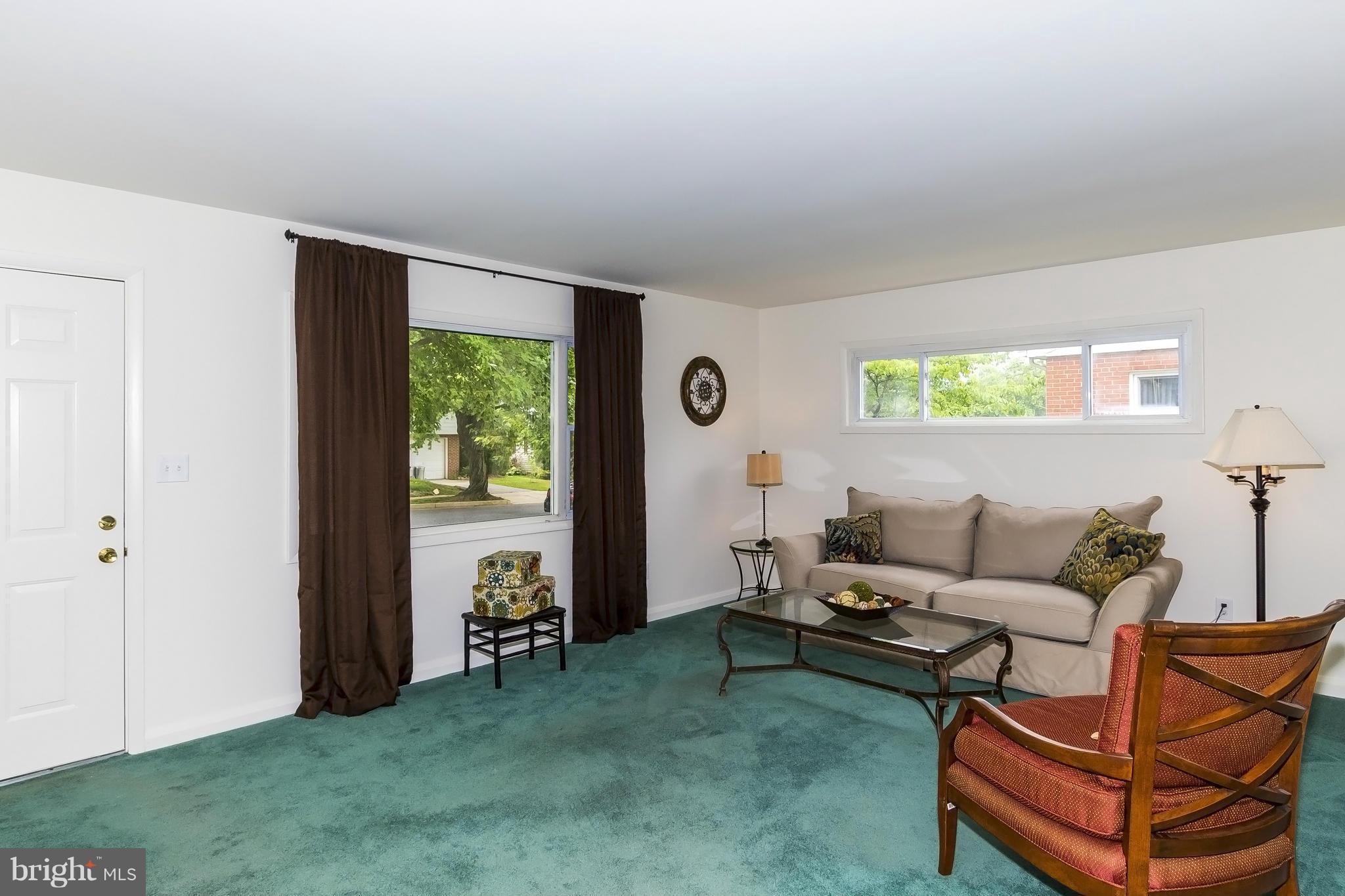 924 Vanderwood Road Baltimore, MD 21228 - Photo 7 of 26 Living Room