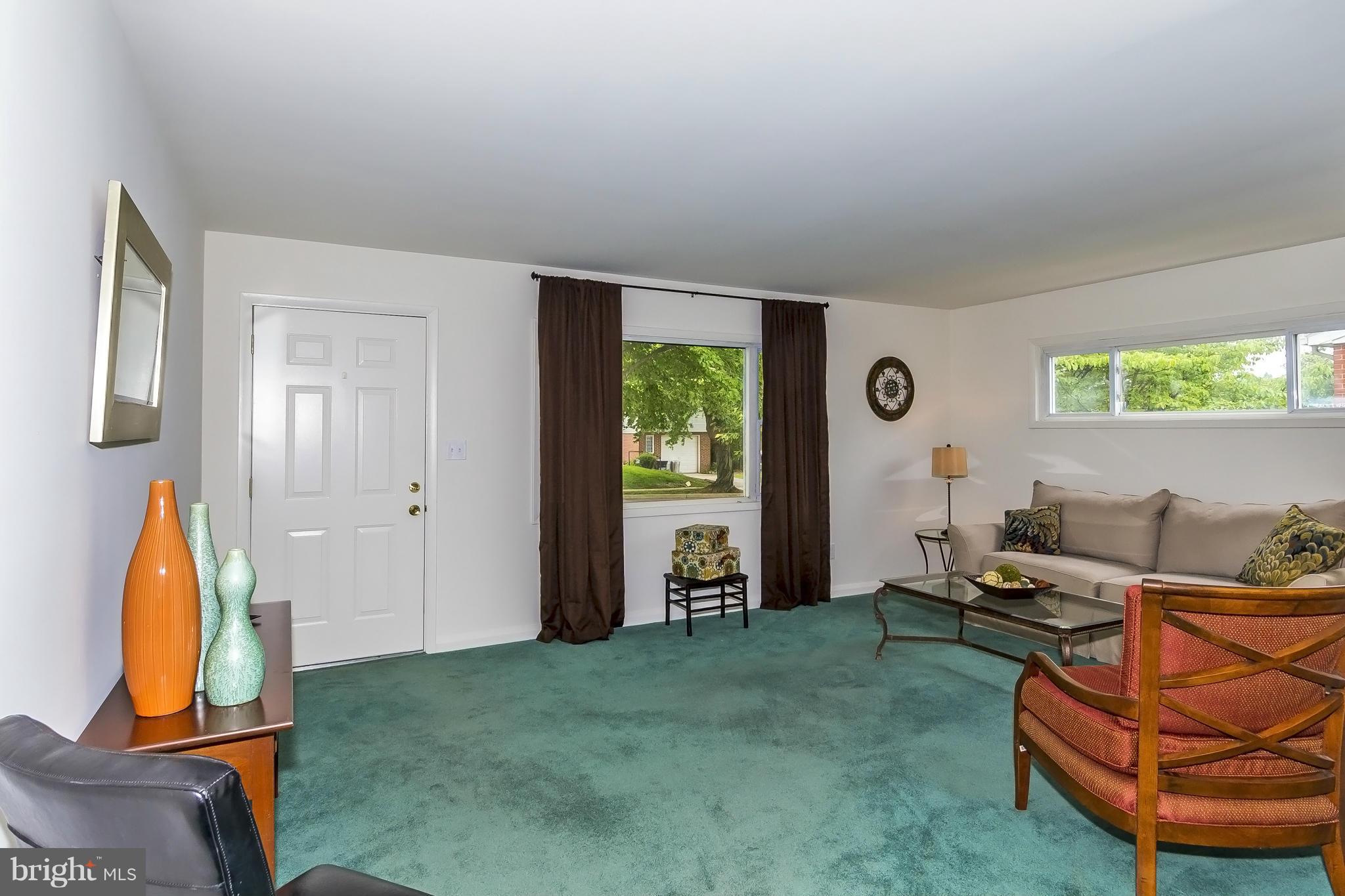 924 Vanderwood Road Baltimore, MD 21228 - Photo 8 of 26 Living Room