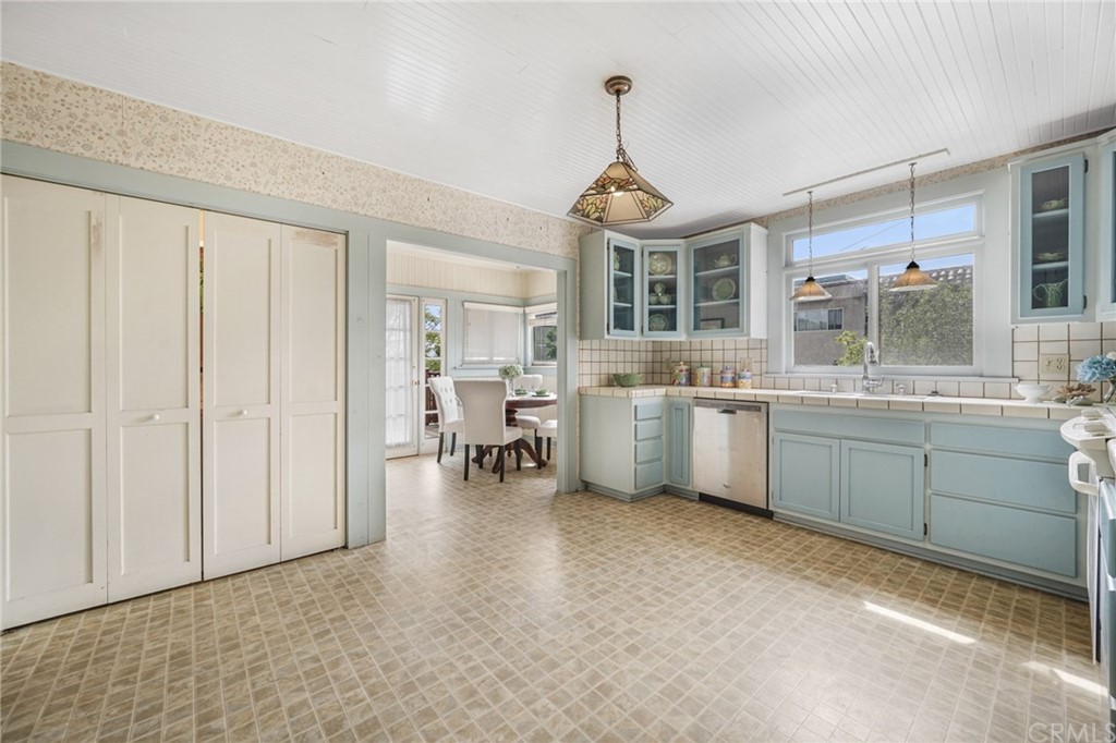 402 Virginia Street El Segundo, CA 90245 - Photo 14 of 22 a kitchen that has a sink and a stove