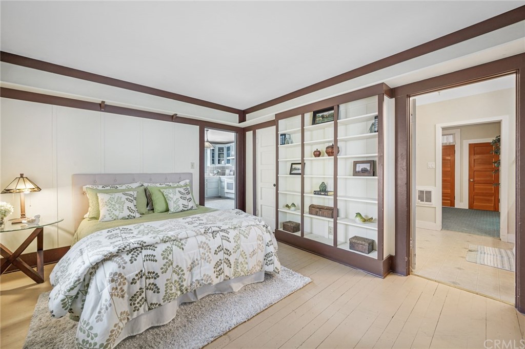 402 Virginia Street El Segundo, CA 90245 - Photo 17 of 22 a bedroom with a large bed and a large window