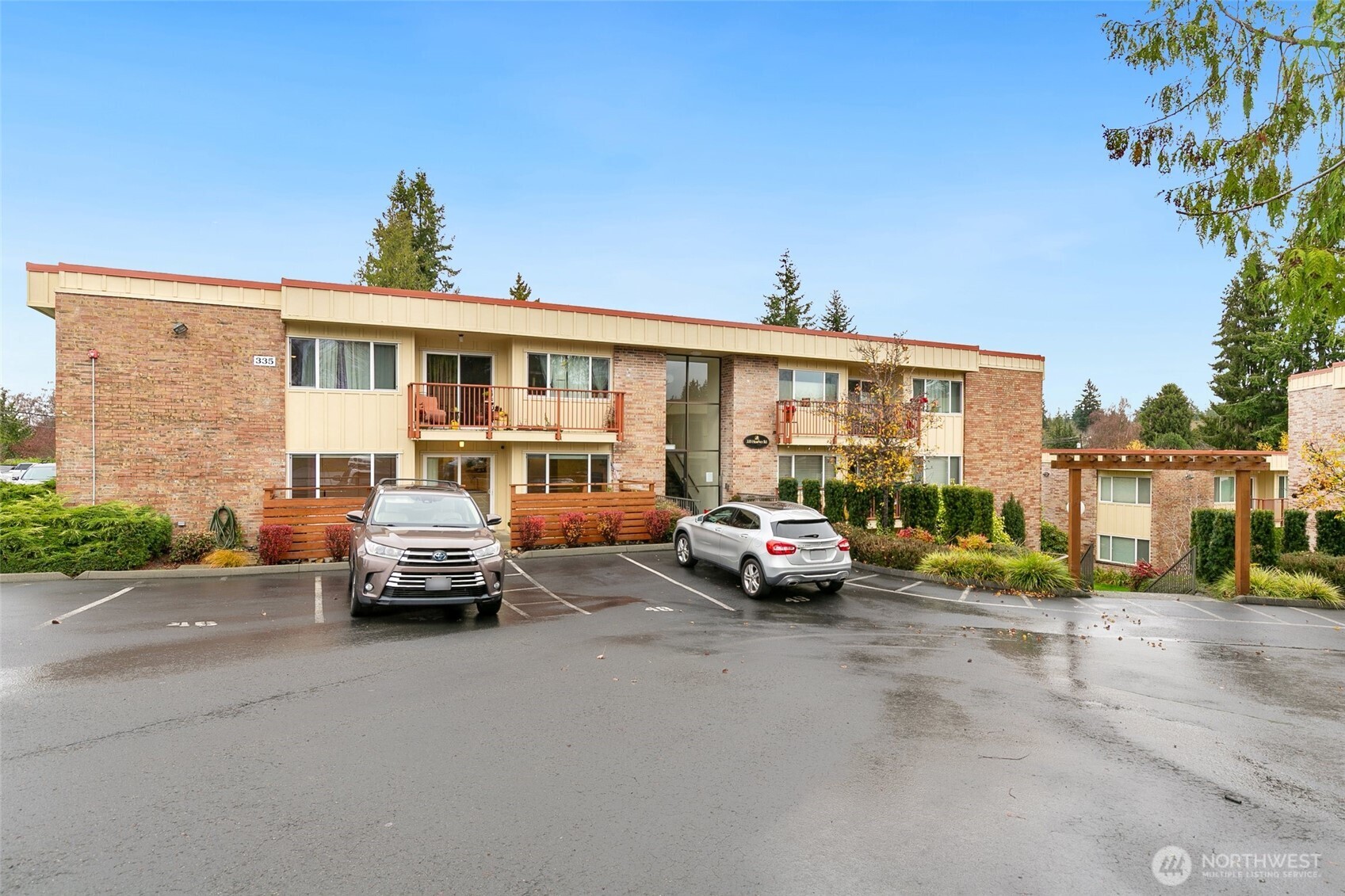 335 Heather Road, Unit 208 Everett, WA 98203 - Photo 14 of 15 a car parked in front of a building