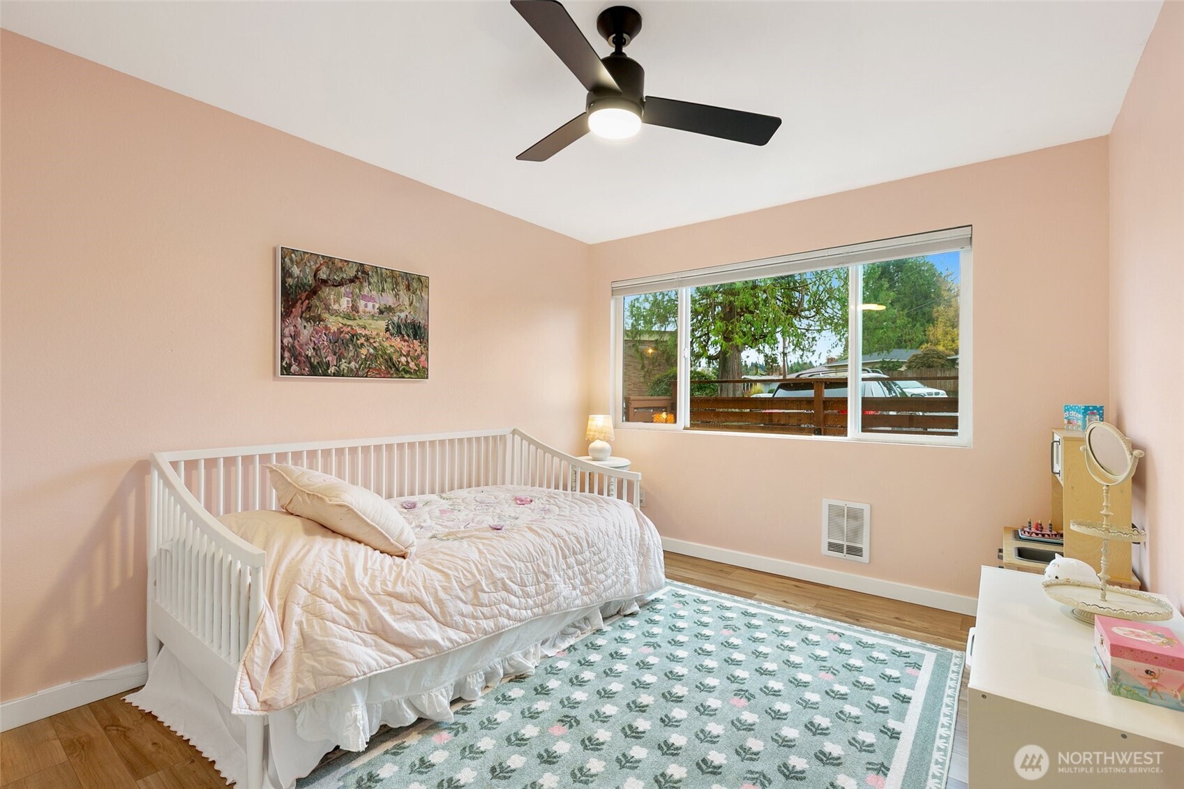 335 Heather Road, Unit 208 Everett, WA 98203 - Photo 8 of 15 a bedroom with a bed and a window