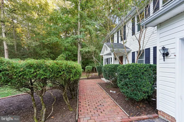 a view of a pathway with a house