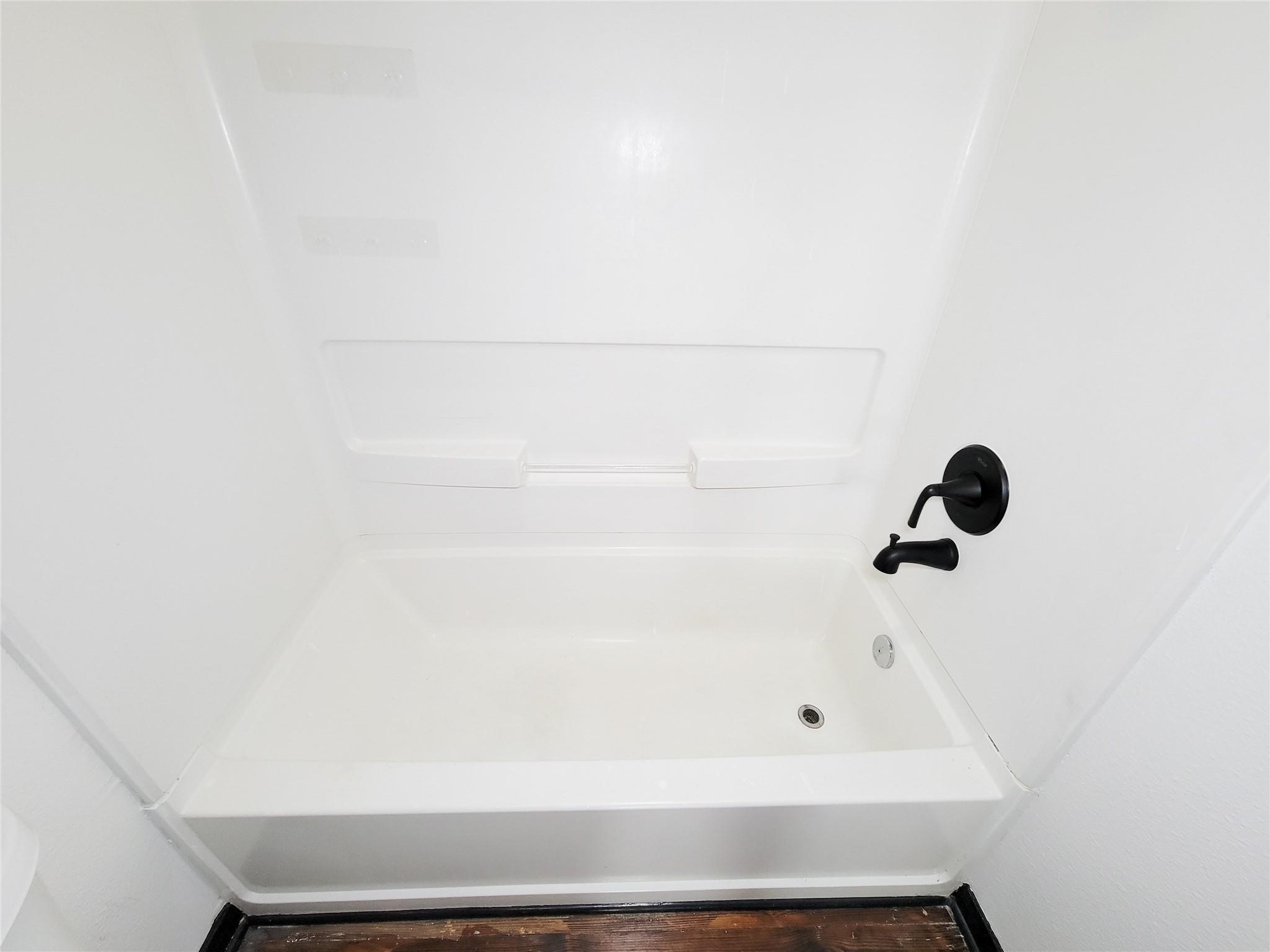 1904 Davis Street Houston, TX 77026 - Photo 23 of 33 a bathroom with a bathtub