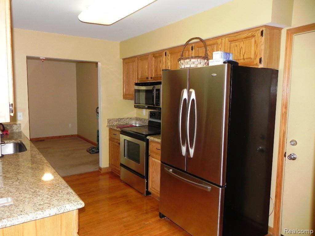 3121 Smugglers Ridge Walled Lake, MI 48390 - Photo 19 of 44 17Kitchen.JPG