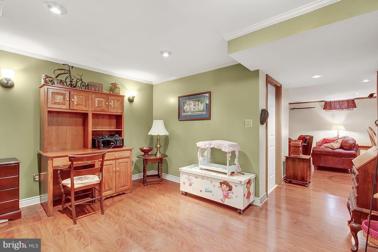 208 Commodore Drive Baltimore, MD 21221 - Photo 15 of 18 Family Room