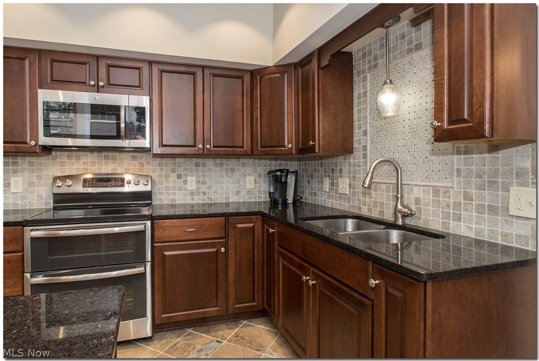 2583 Wellington Road Cleveland, OH 44118 - Photo 12 of 35 Gallery Image 12