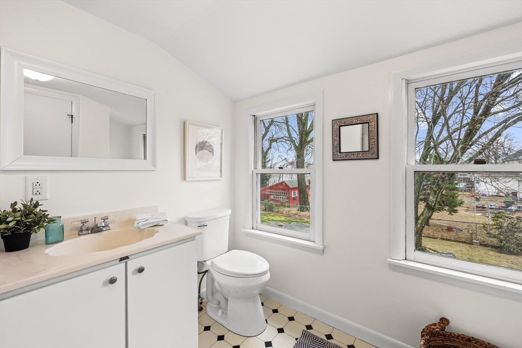 2408 Roosevelt Avenue Springfield, MA 01104 - Photo 21 of 34