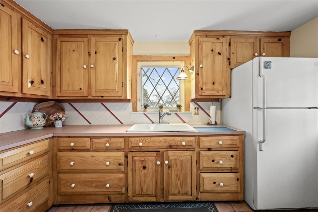 2408 Roosevelt Avenue Springfield, MA 01104 - Photo 7 of 34