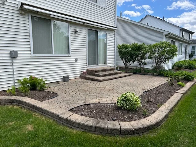 a view of a house with backyard and garden
