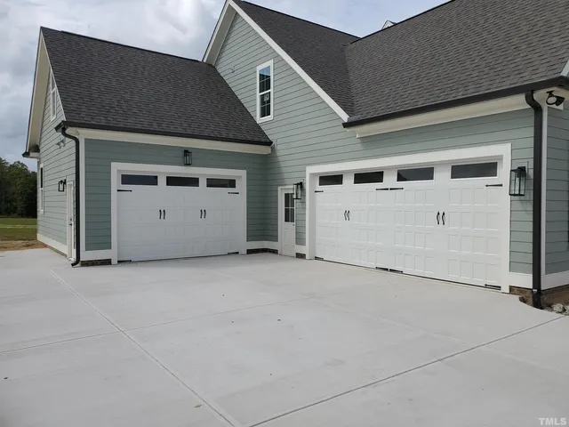 a view of a house with backyard