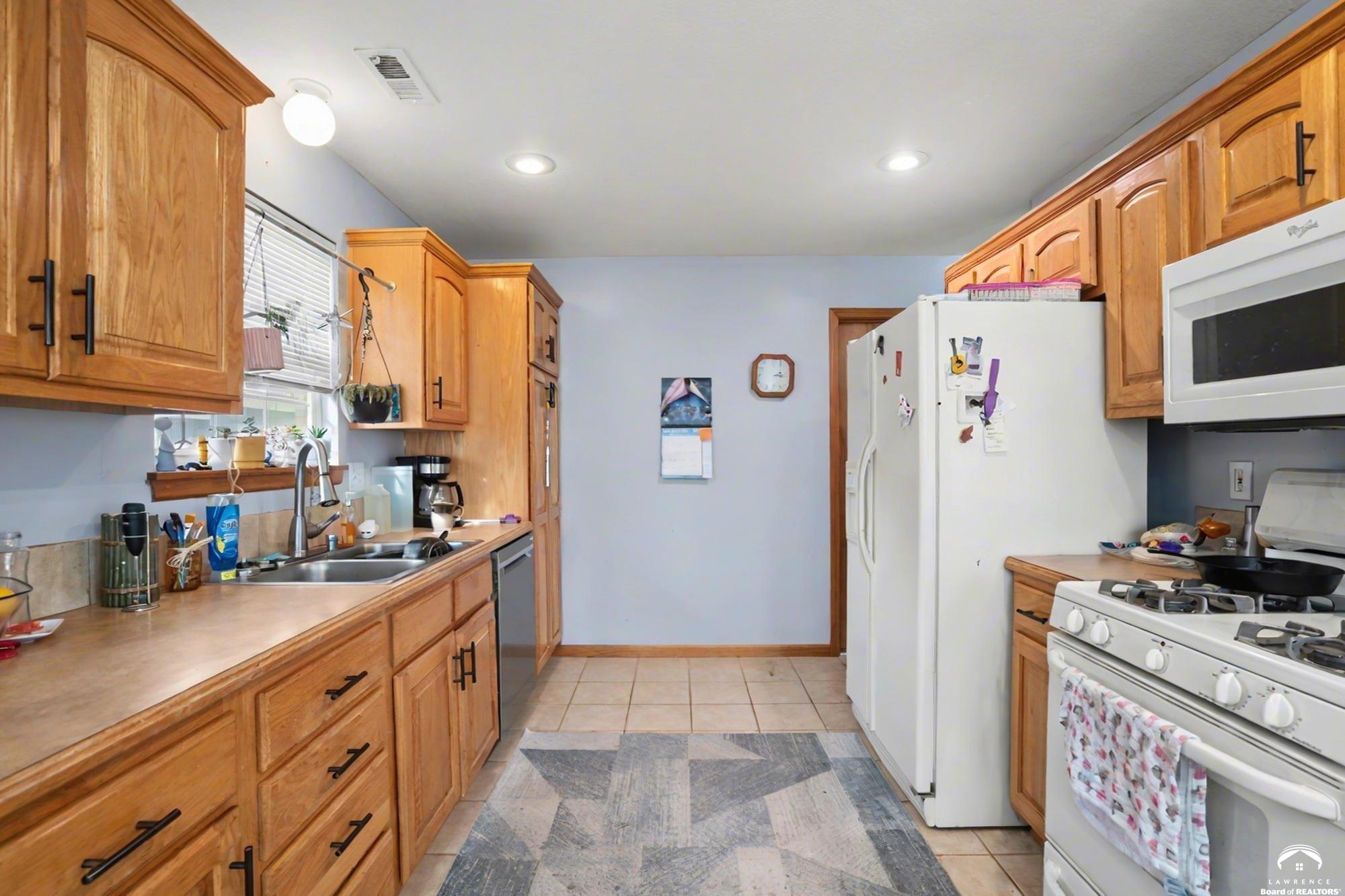 724 North Street Lawrence, KS 66044 - Photo 9 of 26