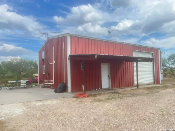 $300,000 | 1264 Fm 797, Skidmore, TX 78389