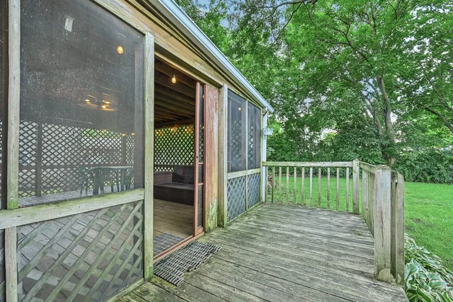 a view of front of a house with a yard