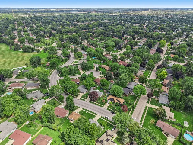 $317,500 | 698 Hiawatha Drive, Elgin, IL 60120