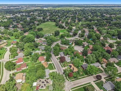 $317,500 | 698 Hiawatha Drive, Elgin, IL 60120