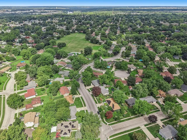 $317,500 | 698 Hiawatha Drive, Elgin, IL 60120