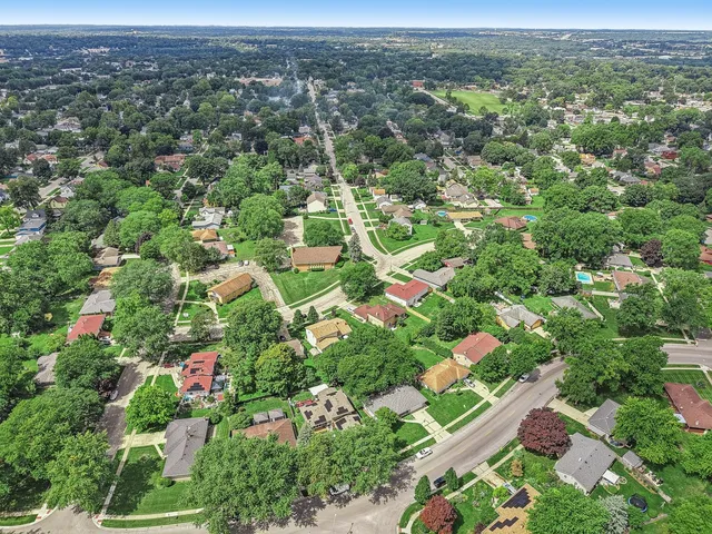 $317,500 | 698 Hiawatha Drive, Elgin, IL 60120