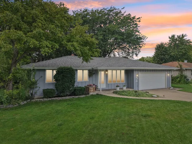 $317,500 | 698 Hiawatha Drive, Elgin, IL 60120