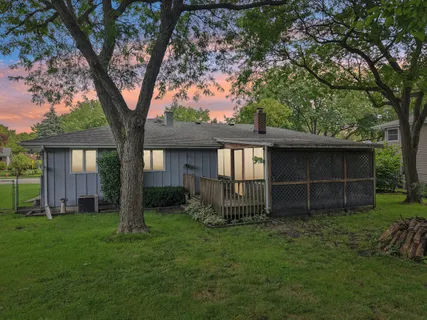 $317,500 | 698 Hiawatha Drive, Elgin, IL 60120