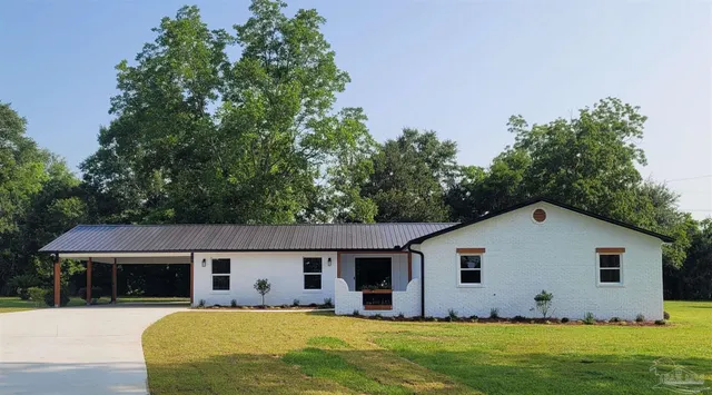 a view of a house with a yard
