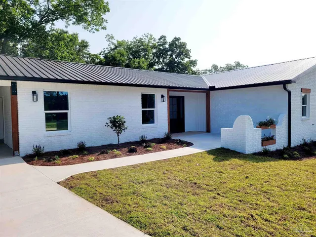 a view of a house with backyard