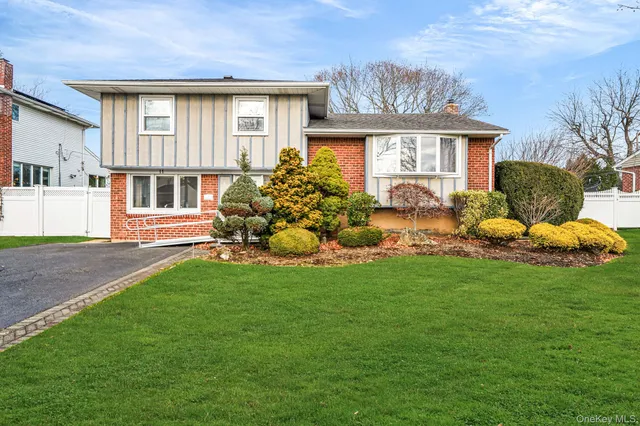 $898,000 | 11 Fordham Drive, Plainview, NY 11803