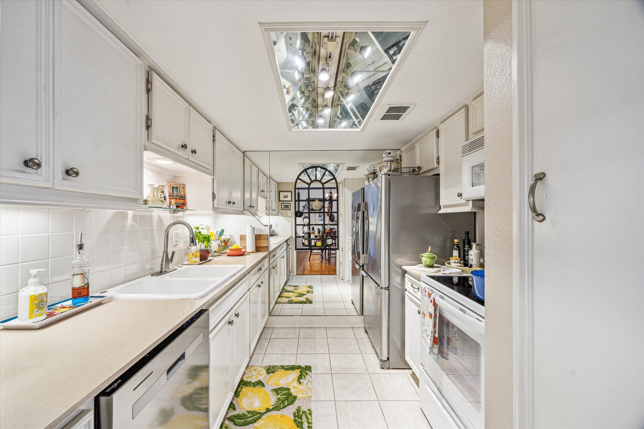 2238 South Piney Point Road, Unit 204 Houston, TX 77063 - Photo 4 of 14 a kitchen with lots of counter top space