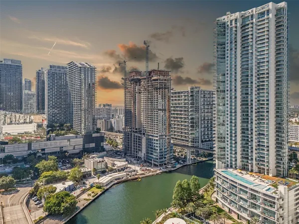 $4,300 | 92 Southwest 3rd Street, Unit 3611, Miami, FL 33130