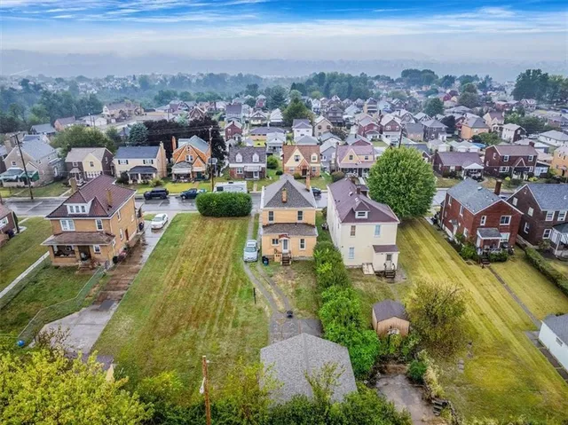 a view of a back yard