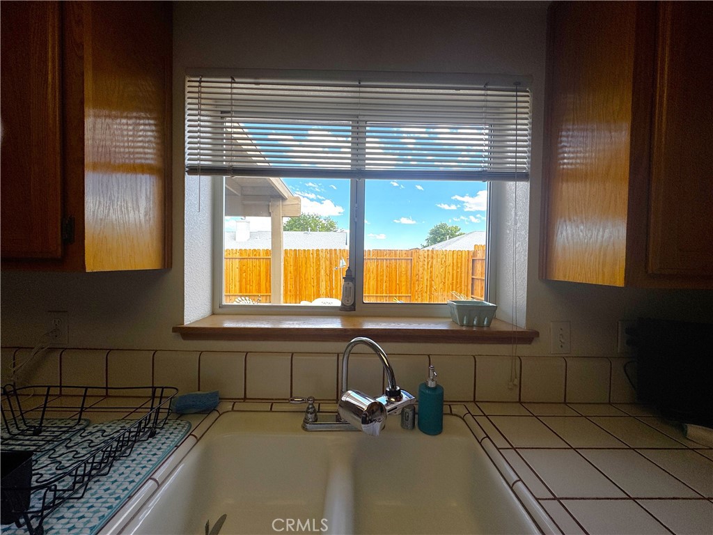 400 Vista Street Ridgecrest, CA 93555 - Photo 19 of 32 a room with a table and chair