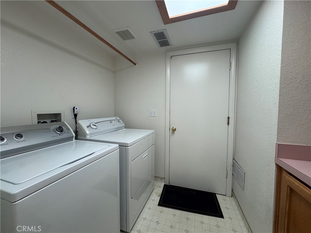 400 Vista Street Ridgecrest, CA 93555 - Photo 22 of 32 a utility room with dryer and washer