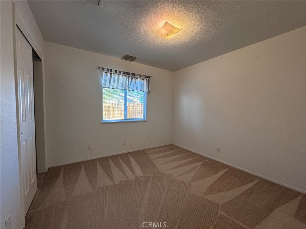 400 Vista Street Ridgecrest, CA 93555 - Photo 26 of 32 an empty room with windows