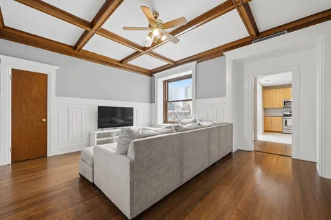 $325,000 | 559 West Surf Street, Unit 306, Chicago, IL 60657