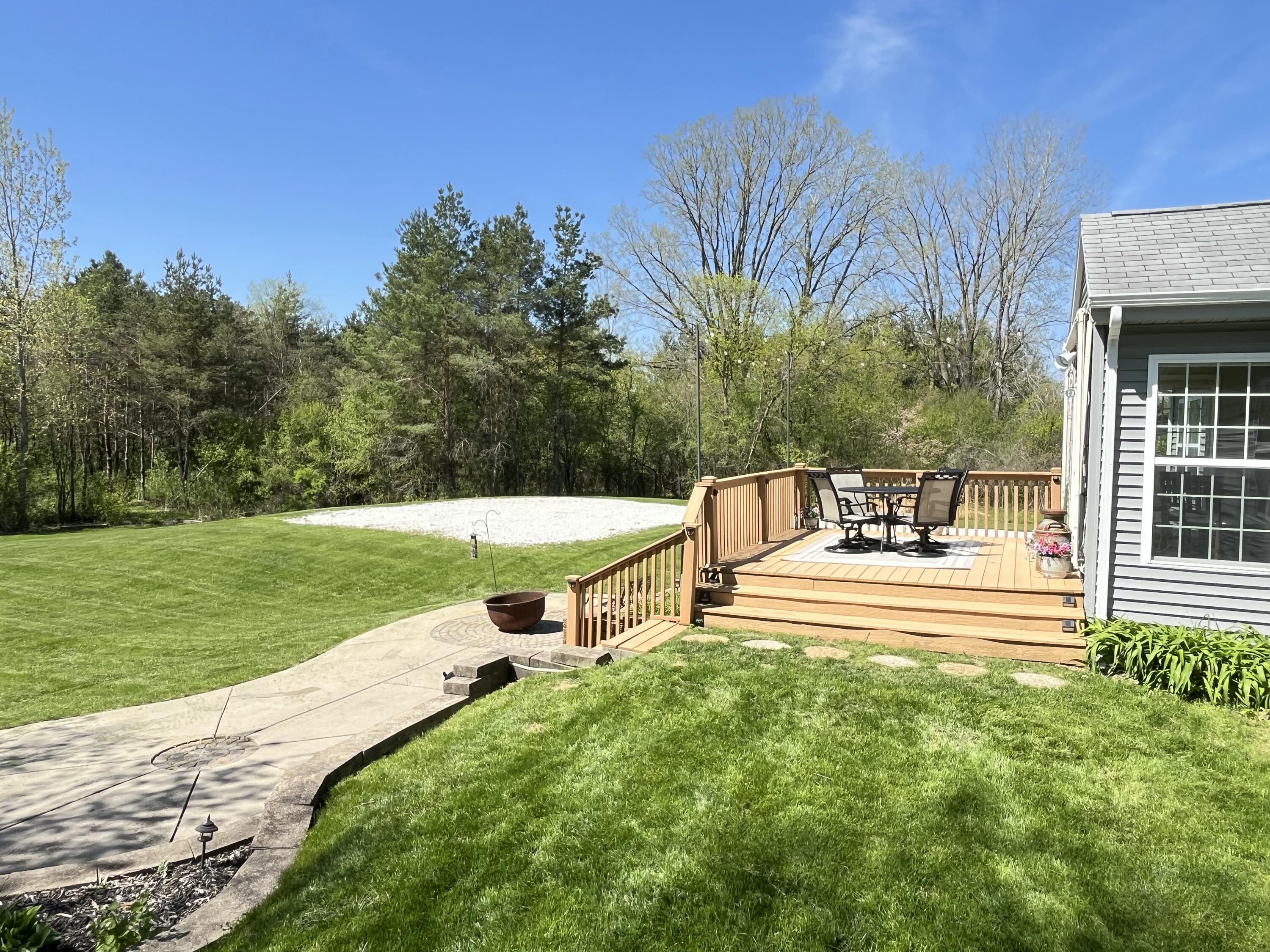 10155 West Oakwood Road Franklin, WI 53132 - Photo 27 of 40 2 levels to Relax