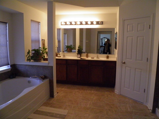 3090 Patterson Road Montgomery, IL 60538 - Photo 7 of 14 a large bathroom with a large tub and sink
