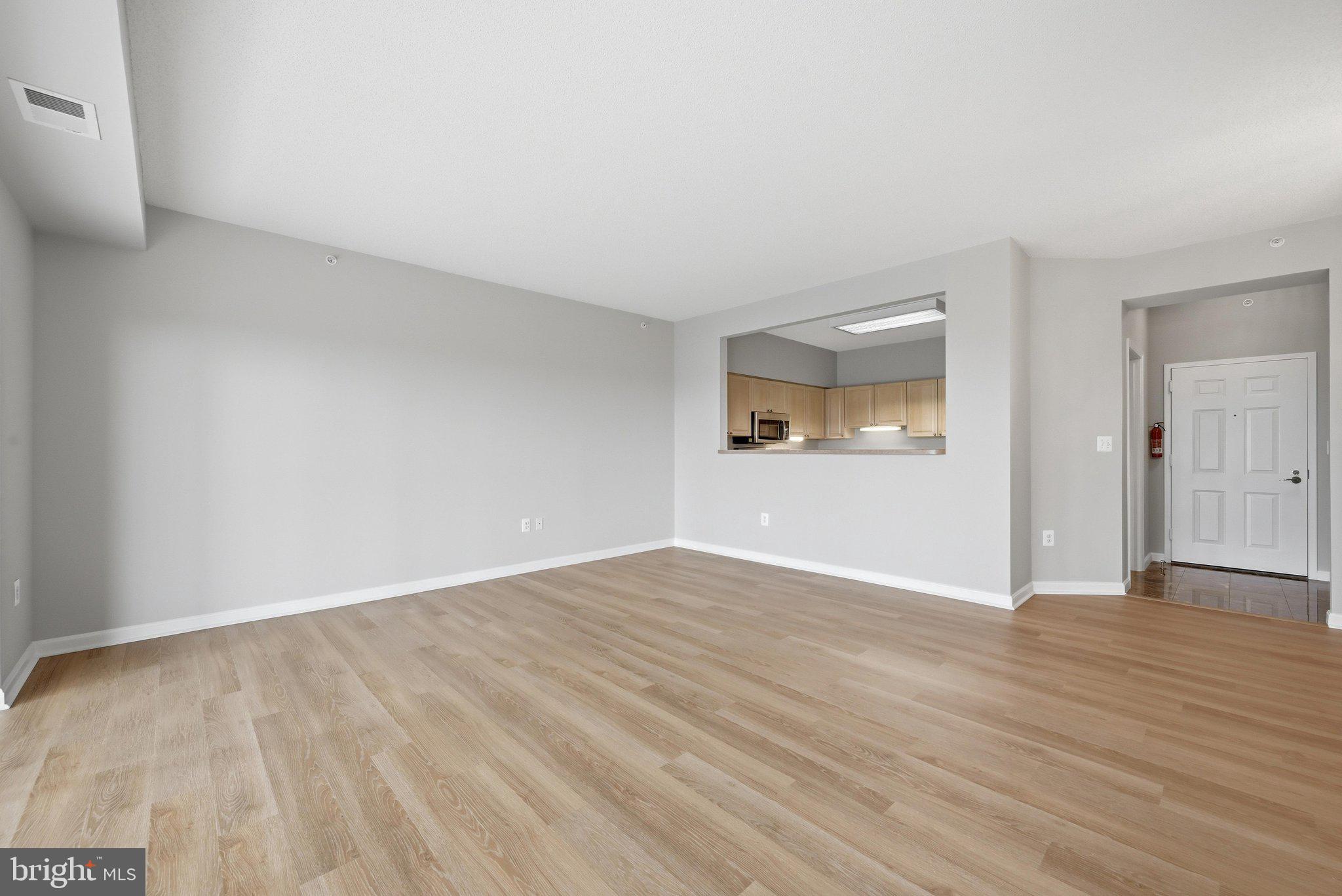 19375 Cypress Ridge Terrace, Unit 922 Leesburg, VA 20176 - Photo 15 of 89 Living Room