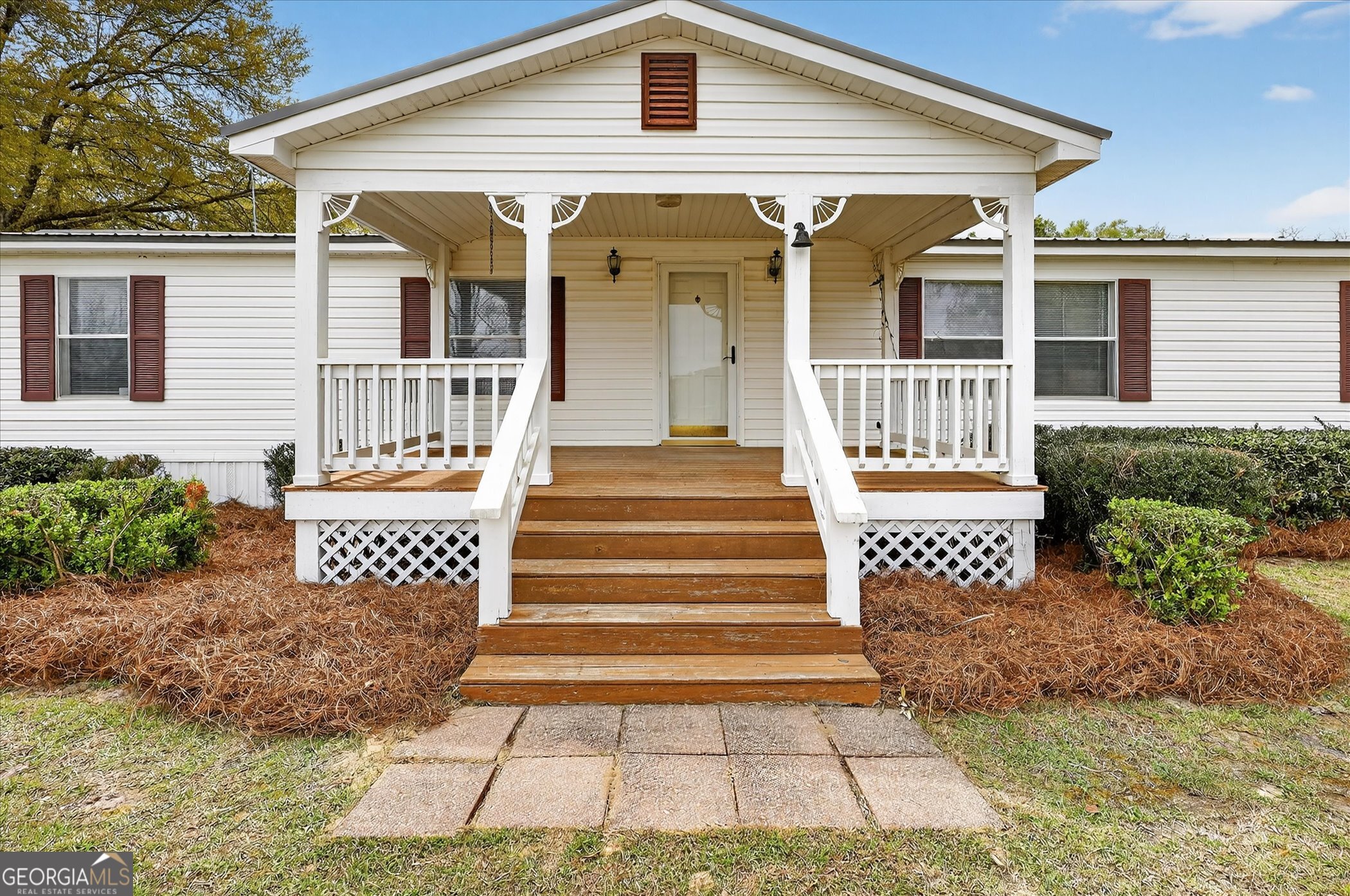 13541 Pine Burr Road Metter, GA 30439 - Photo 3 of 44 a front view of a house with a garden