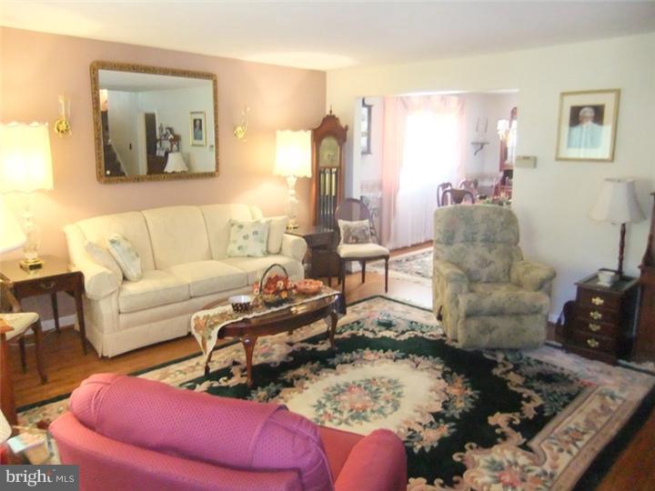 505 Cheyney Road Springfield, PA 19064 - Photo 3 of 25 Living Room